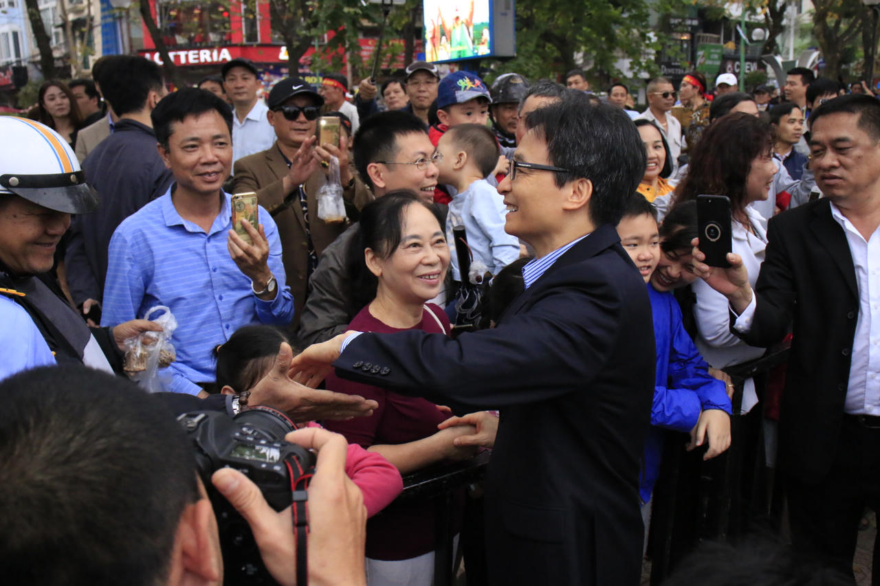 Sôi động lễ hội bơi chải thuyền rồng trên hồ Tây